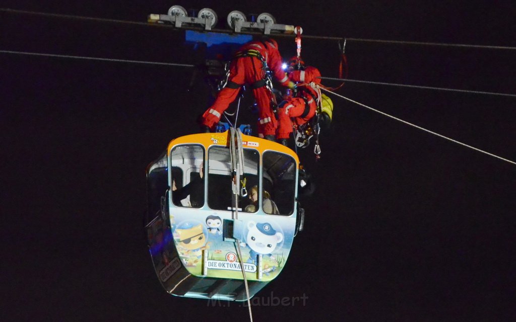 Einsatz BF Hoehenretter Koelner Seilbahn Hoehe Zoobruecke P2381.JPG